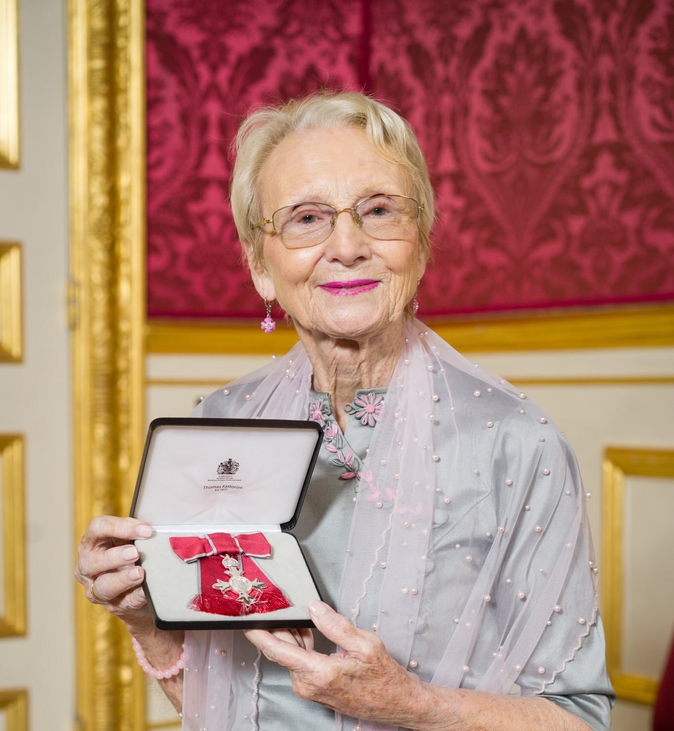 အခမဲ့ အင်္ဂလိပ်စာသင်ကျောင်း The Vera Thomson English School တည်ထောင်သူ MBE ဆုကို ဂုဏ်ပြုချီးမြှင့်ခံရ